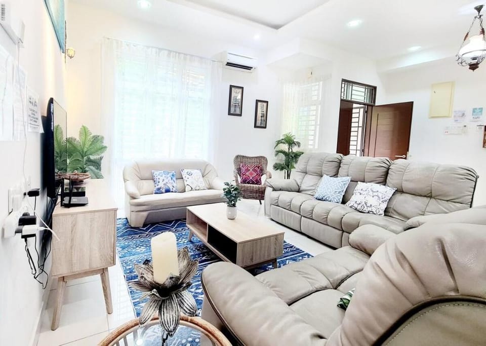 Ocean 25 海洋贰拾伍@Shamrock Beach 5BR 23 pax with Pool Vacation rental in Tanjung Bungah
