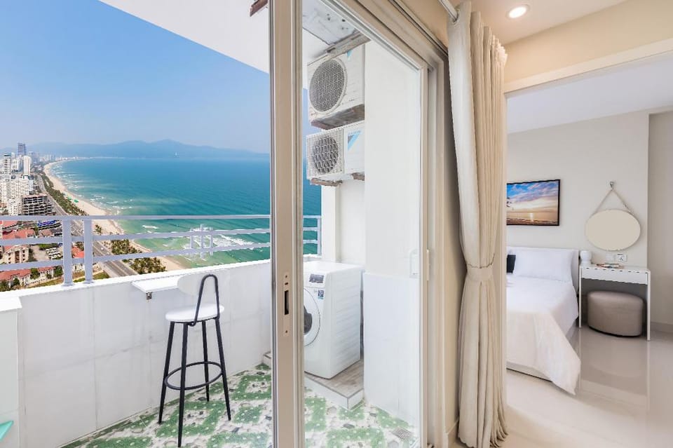 Seaview from Bedroom/Sunrise/next to MyAn beach 1' Apartment in Da Nang
