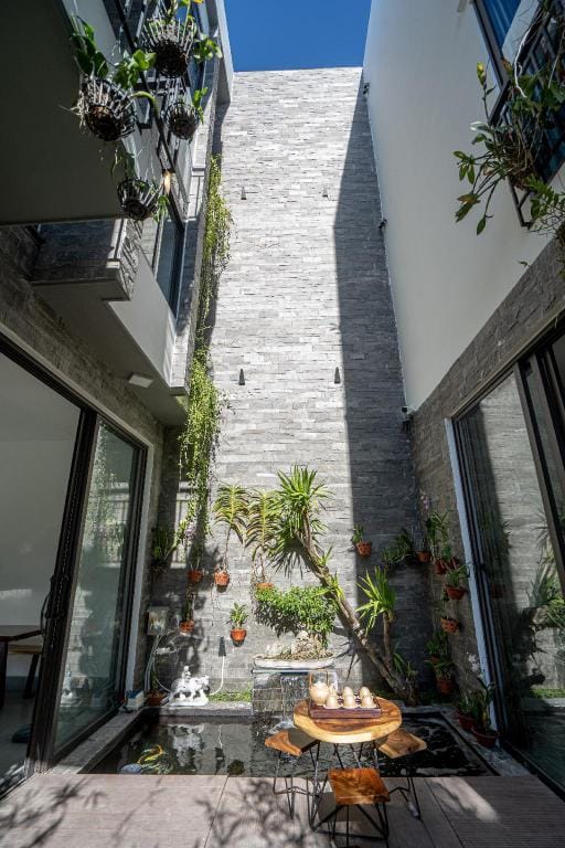 Balcony Studio 500m to BEACH-GARDEN-KOI FISH POND Apartment in Da Nang