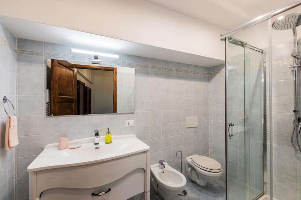 NEW - A Florence Palace - 4 bedroom apartment, AC Apartment in Florence