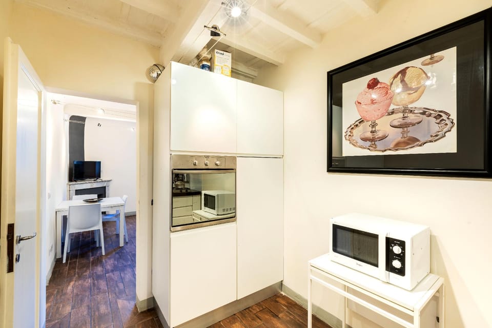 Historic center - Minutes to attractions, Train Apartment in Florence