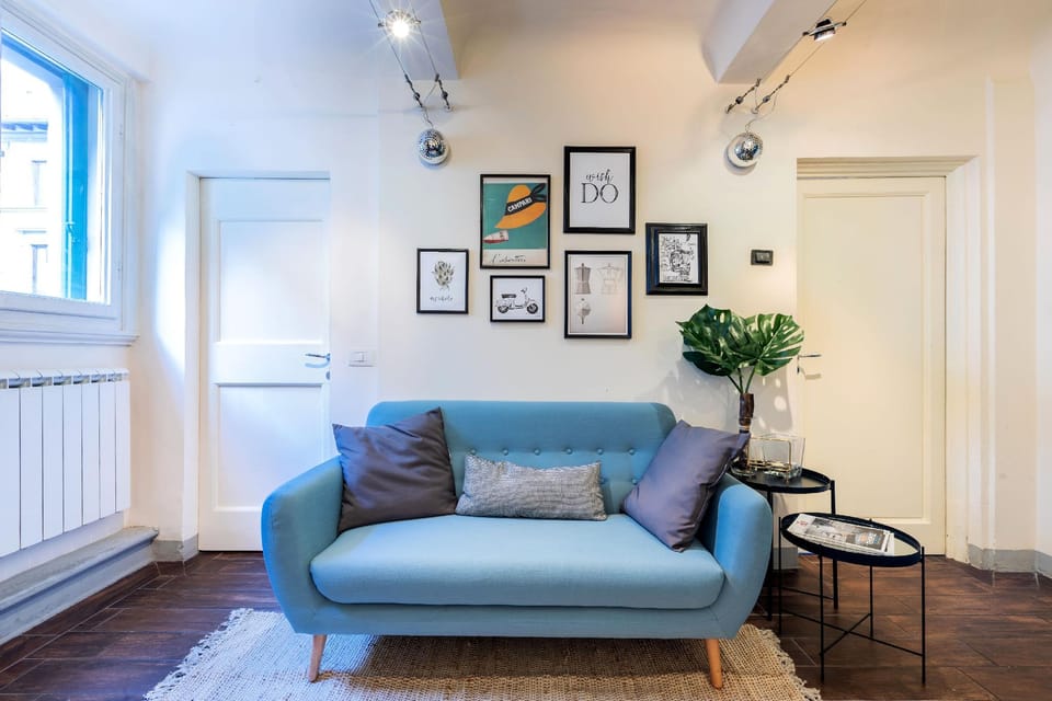 Historic center - Minutes to attractions, Train Apartment in Florence