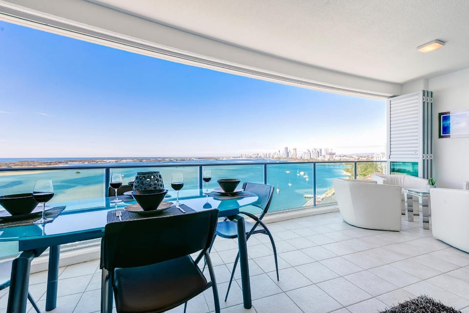 Aqua 5-Star Luxury Apartment by the Sea Apartment in Main Beach