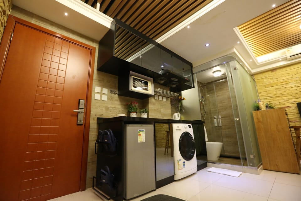 T1C  Cozy Apt  2 bedrooms, open kitchen, 2 Balcony Apartment in Hong Kong