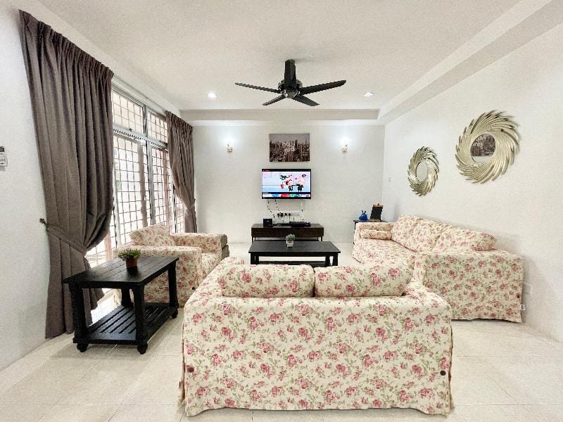 Cozy Crystal Villa ☀ Family Getaway | Netflix, 4BR Vacation rental in Kedah