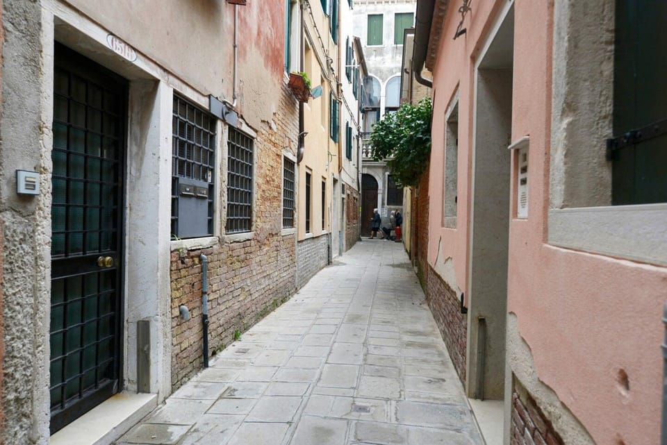 Canal view near Biennale Wi-fi Apartment in Venice