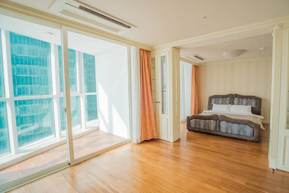Haeundae Beach Front Hotel/Clean Hotel/Netflix/New Apartment in Busan