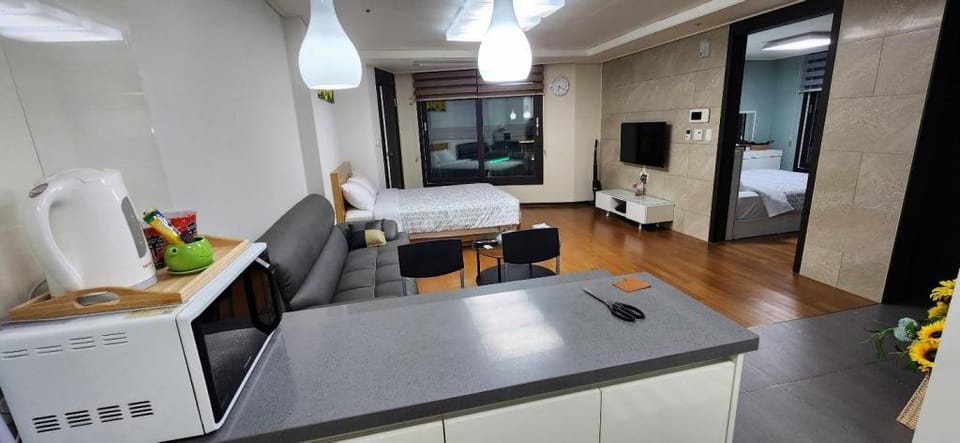 Haeundae  Ocean View / Netfilx / Beach  Room(2/3) Apartment in Busan