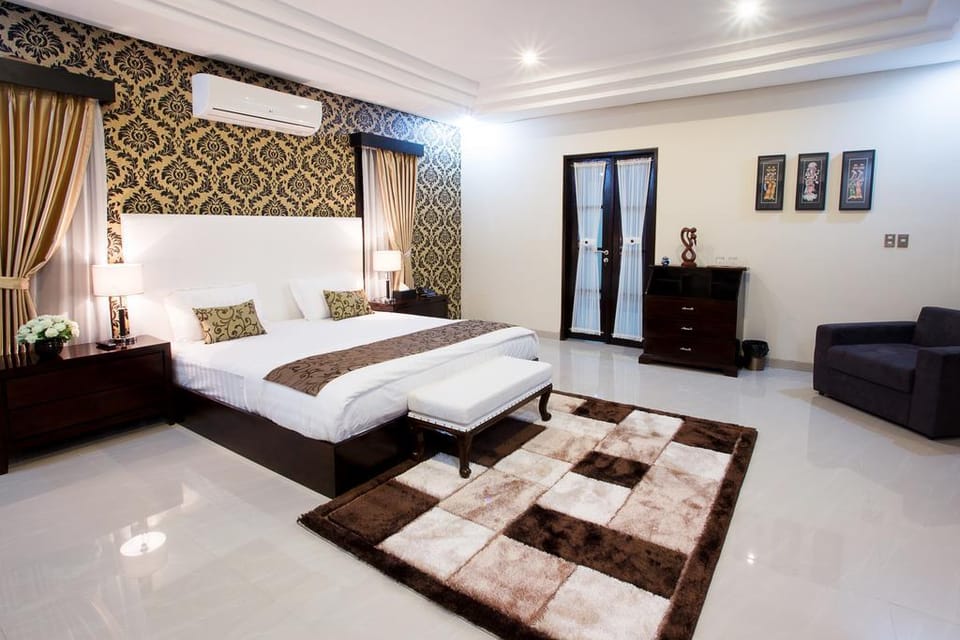 Cozy Cometa Villa with 3BR Seminyak Villa in North Kuta