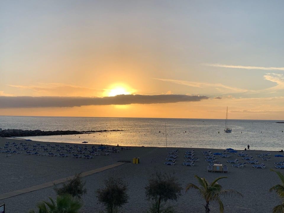 On the Las Vistas Beach. A pie de  Playa. Apartment in Playa de las Americas