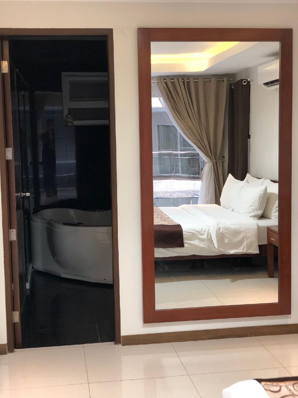 Great  luxurious 1 BR w jacuzzi in great building  Apartment in Angeles