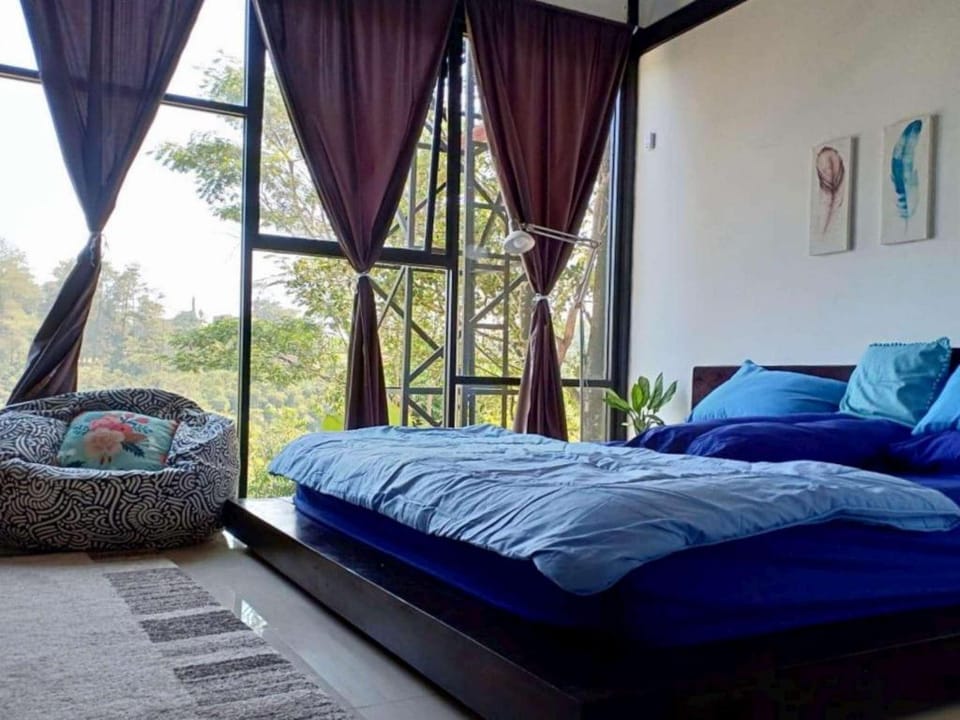 Bumi Cengkeh, Gallery Villa ontop of a green hill Villa in Lembang