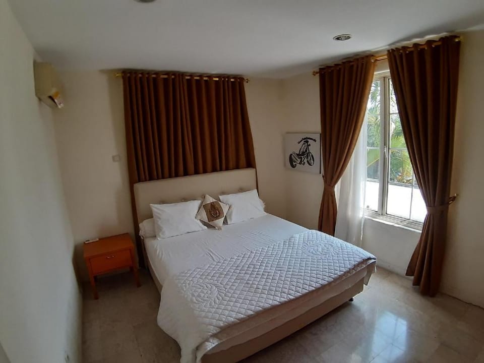 Villa PARAHYANGAN 98 sentul city
Private pool Villa in West Java