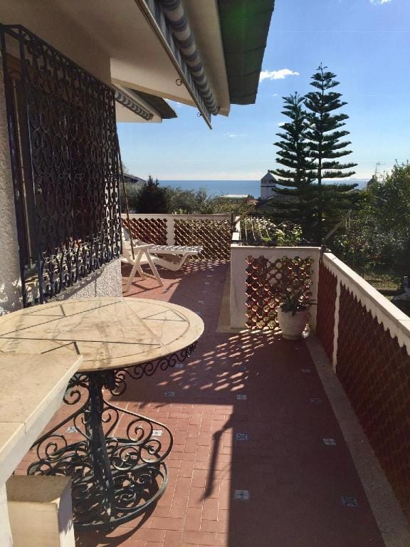 HIstoric Luxury Villa,sea view, private parking Villa in Terracina