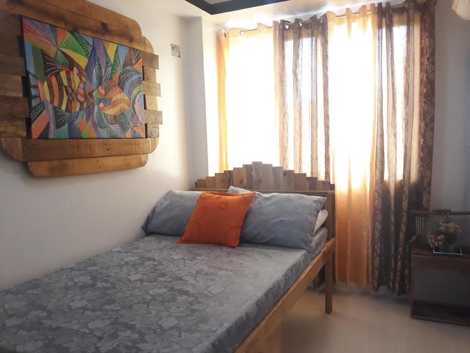 Studio  Condo Unit  FREE WIFI&Netflix Pay Parking  Apartment in Antipolo