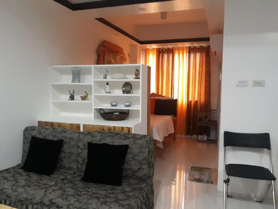 Studio  Condo Unit  FREE WIFI&Netflix Pay Parking  Apartment in Antipolo