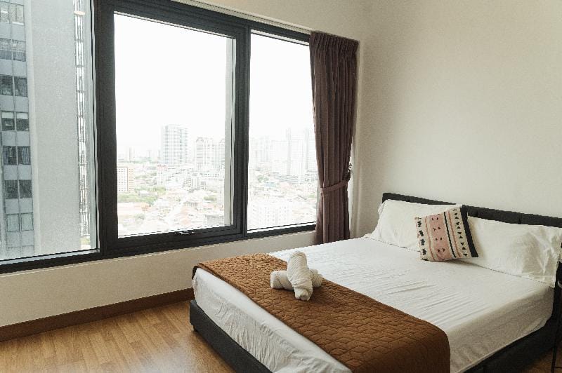 The Cedar, 2BR Cityview @Tropicana 218 Macalister Vacation rental in George Town