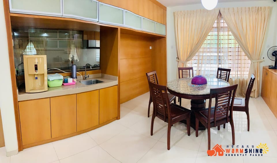 Warmshine Pagoh HomeStay (16 pax)  Vacation rental in Johor