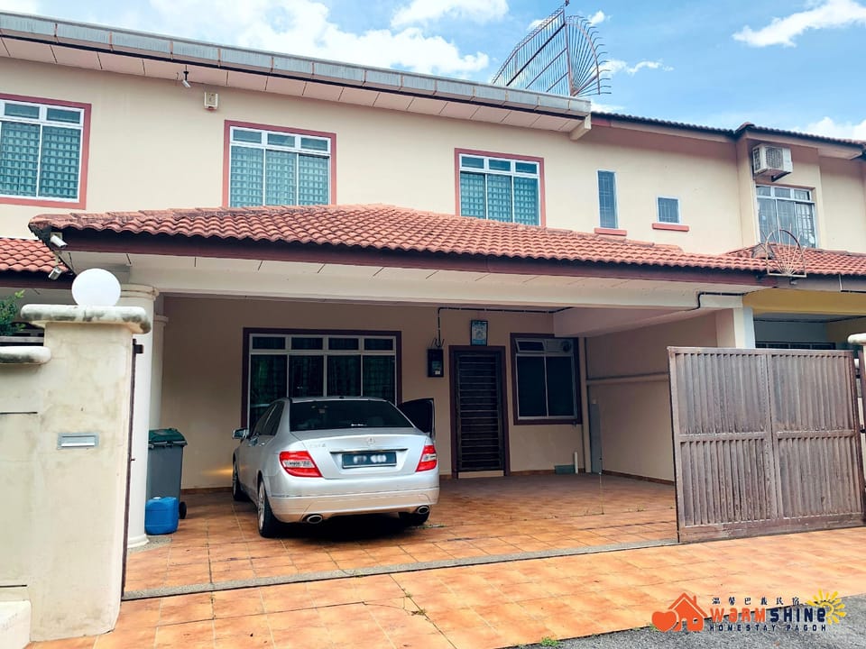 Warmshine Pagoh HomeStay (16 pax)  Vacation rental in Johor