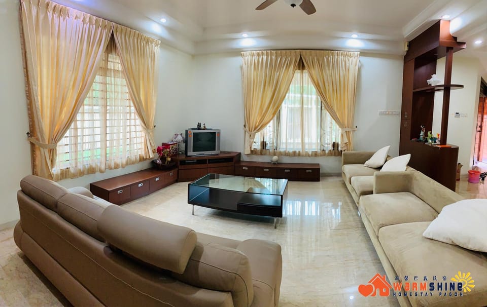 Warmshine Pagoh HomeStay (16 pax)  Vacation rental in Johor
