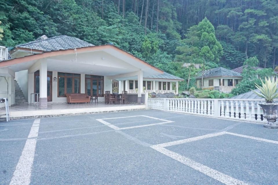 OYO 92966 Villa Bukit Awan Hotel in Cisarua