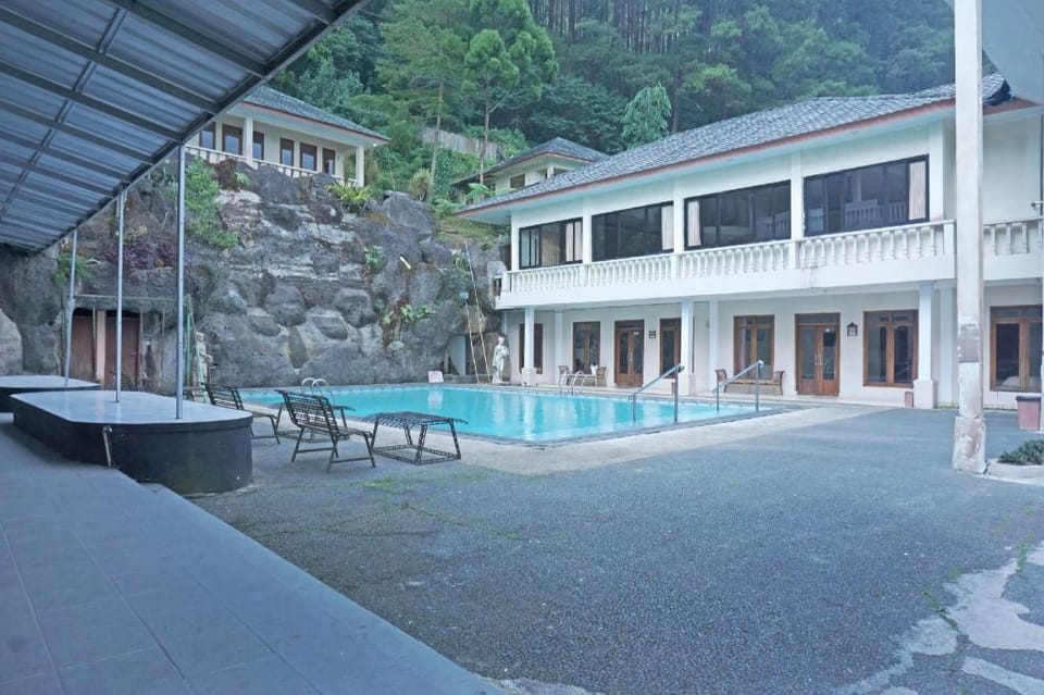 OYO 92966 Villa Bukit Awan Hotel in Cisarua