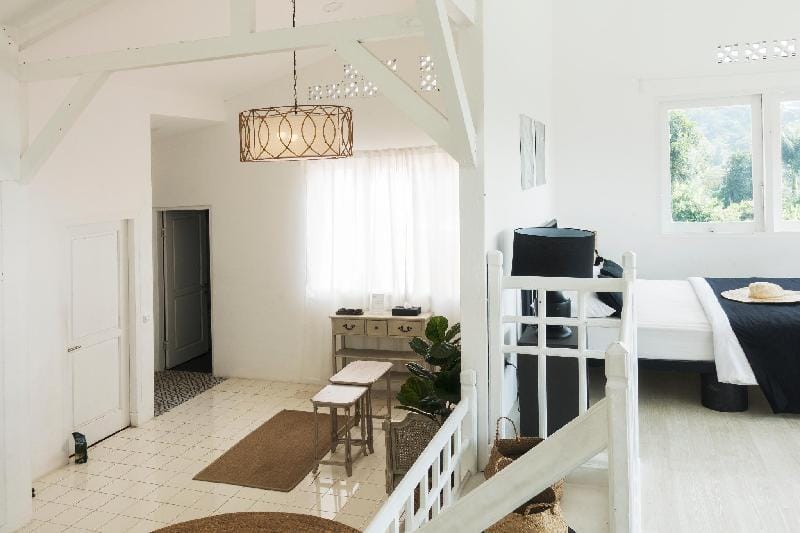 Villa Memory - Modern white open kitchen Villa in Cisarua
