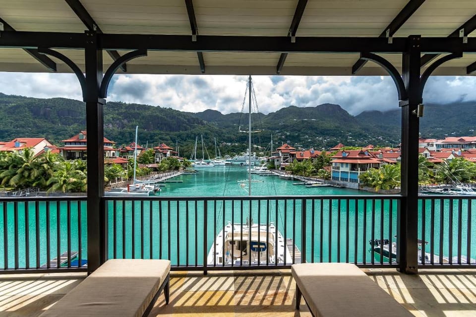 Large 3 bed/bath penthouse condo with veranda Apartment in Africa