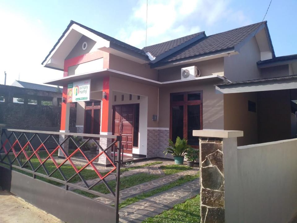 Homestay Purbalingga di Pusat Kota by Simply Homy Vacation rental in Indonesia