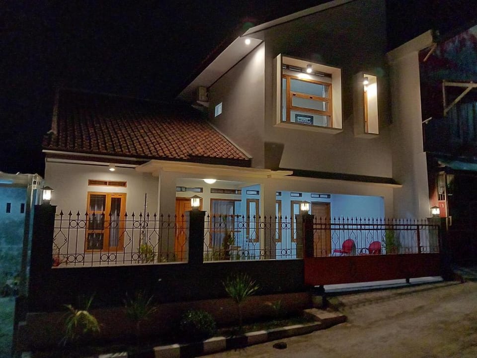 Lubna Homestay - Guesthouse Villa in West Java