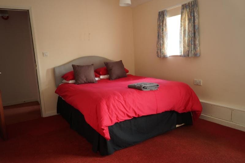Garden Flat, edge of Exmoor, enclosed garden Apartment in West Somerset District