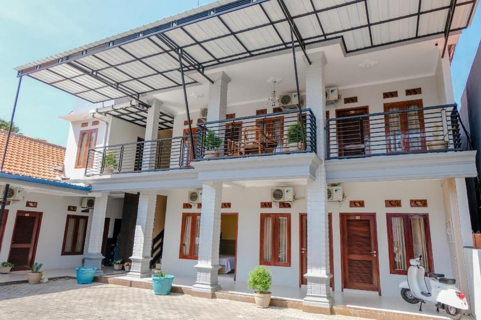 Hotel O El Reyshi Family Residence Syariah Hotel in East Java