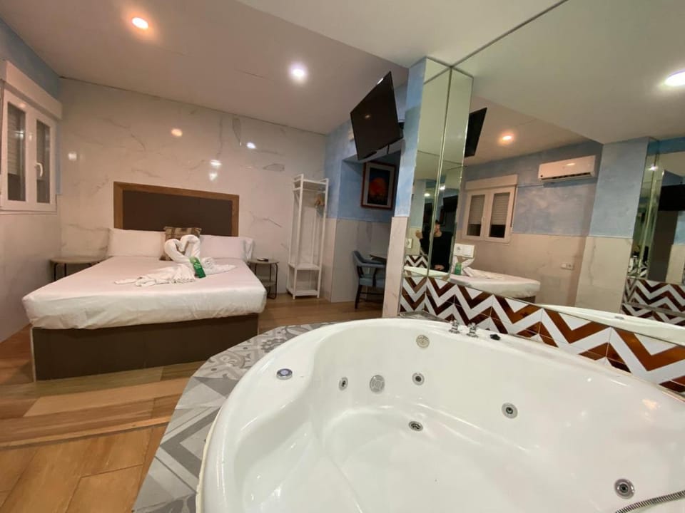 Hostal Avenida Andalucia - Solo Adultos Bed and Breakfast in Seville