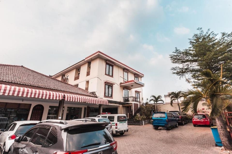 Hotel O Edotel Smkn 1 Pacet Syariah Hotel in South Jakarta City