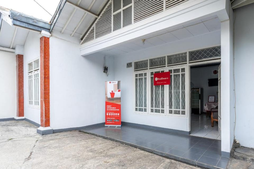 RedDoorz Syariah near RSUD Cimacan Bed and Breakfast in West Java