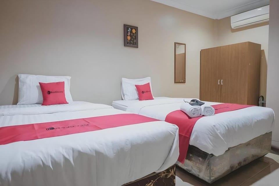 RedDoorz Syariah near Jamtos Jambi 2 Bed and Breakfast in Indonesia