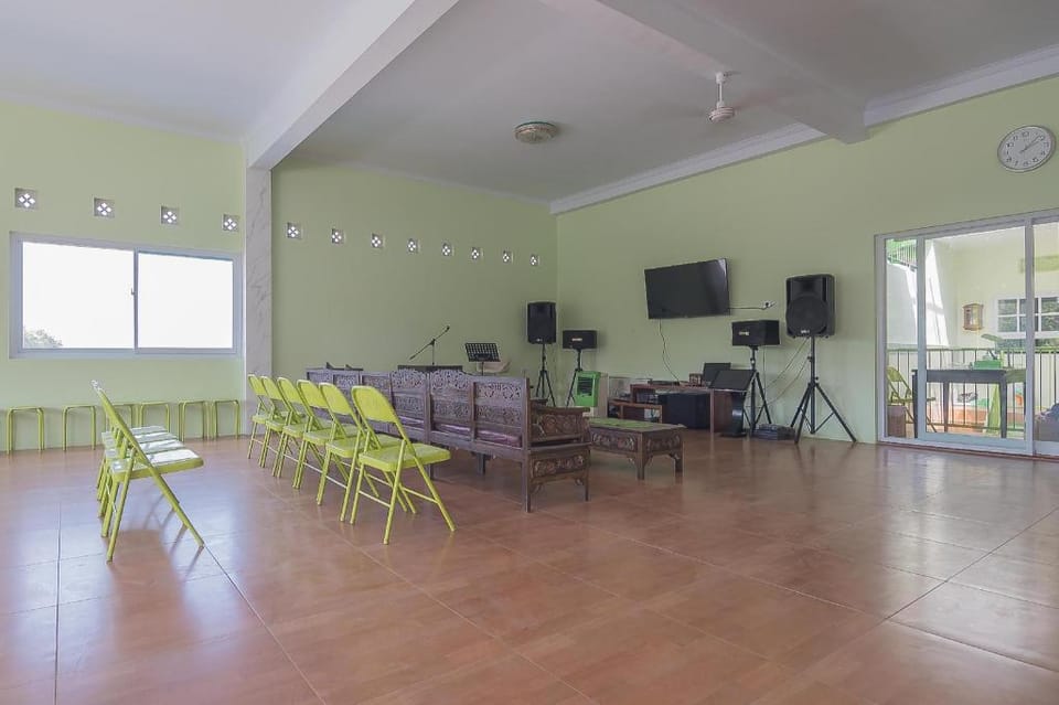RedDoorz Syariah near Museum Wisma Karya Subang Bed and Breakfast in West Java