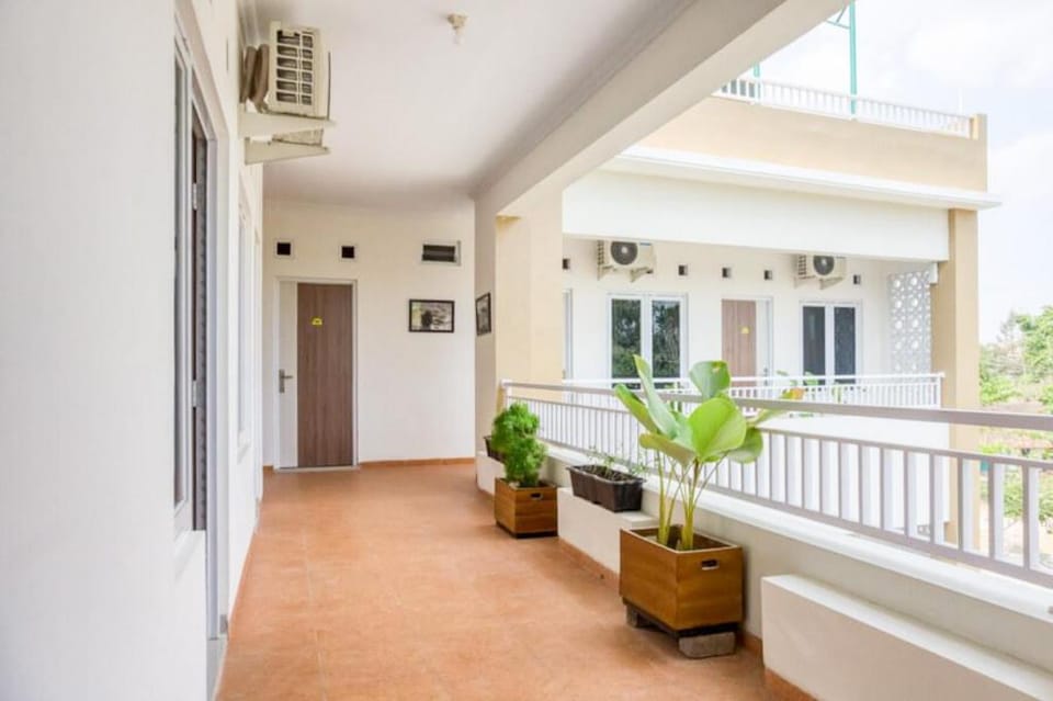 RedDoorz Syariah near Taman Pelangi Monjali Bed and Breakfast in Special Region of Yogyakarta