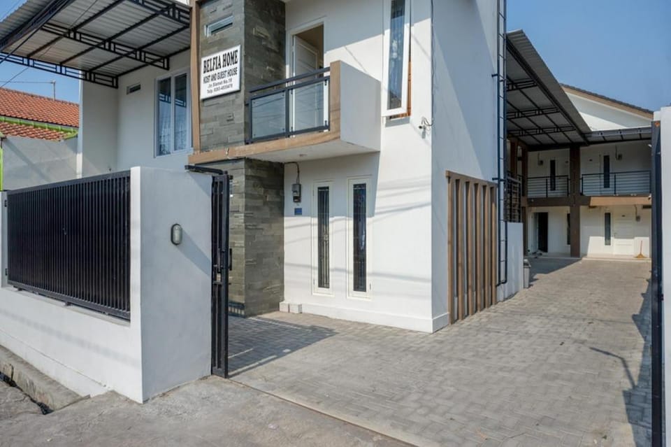 RedDoorz Plus Syariah near Stasiun Tegal 2 Bed and Breakfast in Indonesia