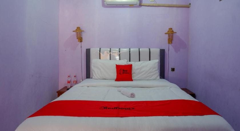 RedDoorz near Goa Jatijajar 2 Bed and Breakfast in Indonesia