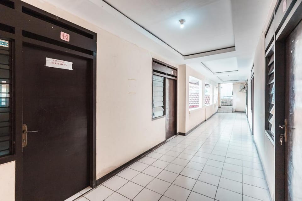 OYO 947 Angel Home Stay Syariah Near Atrium Pondok Gede, Museum Monumen Pancasila, Taman Mini Hotel in Jakarta