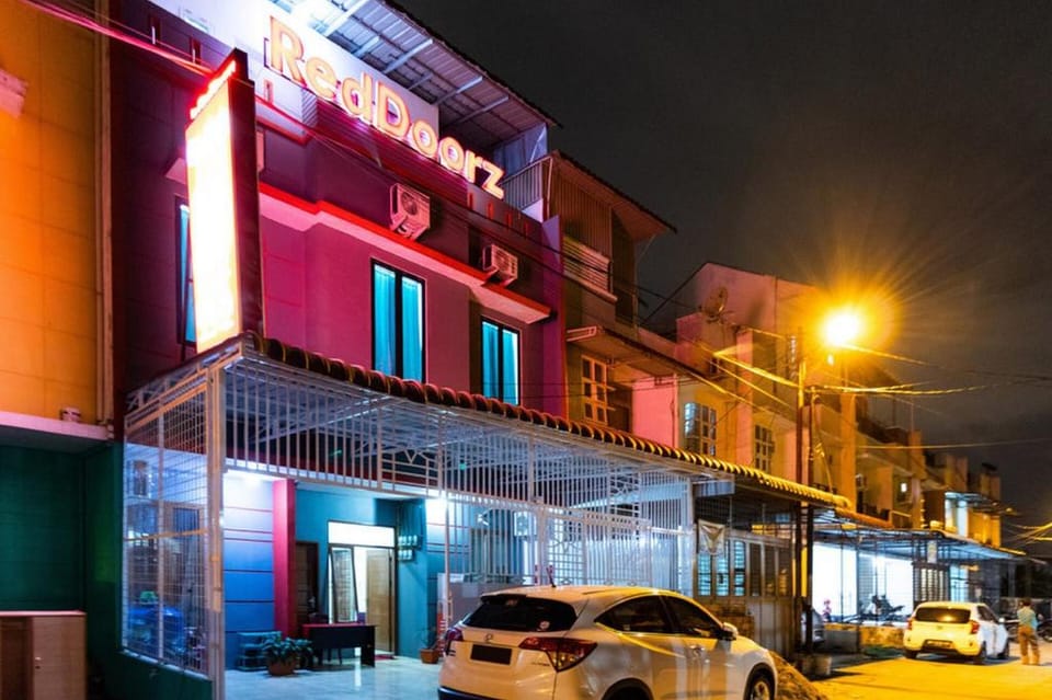 RedDoorz @ Jalan Dr Mansyur Medan 2 Bed and Breakfast in Indonesia