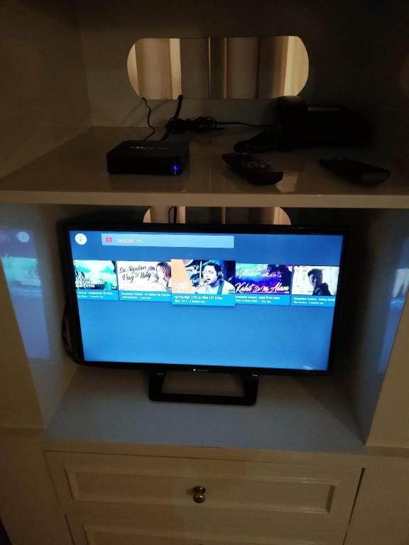 Beautiful corner Greenbelt (WiFi & Netflix & pool) Apartment in Pasay