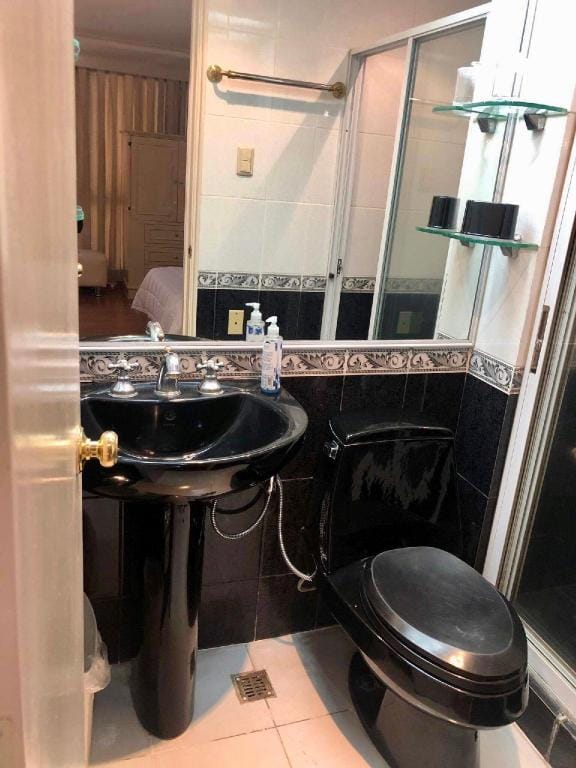 Beautiful corner Greenbelt (WiFi & Netflix & pool) Apartment in Pasay