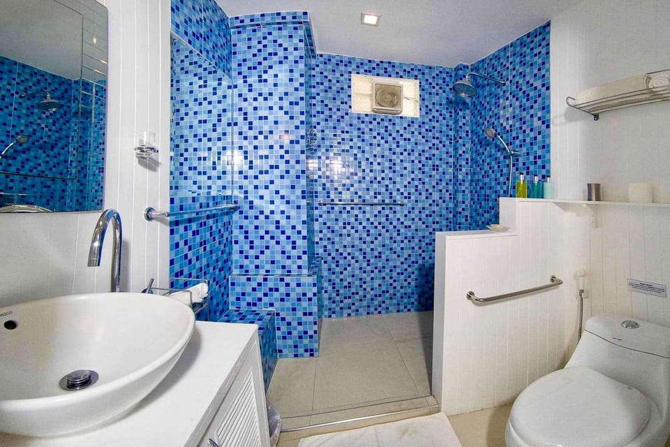 Tamarind Lake Deluxe 9BR Villa (24pax) Pool&Tennis Villa in Chon Buri Changwat