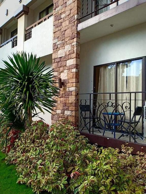 ONE OASIS B3  BACK OF SM MALL  FREE POOL WIFI Apartment in Davao City