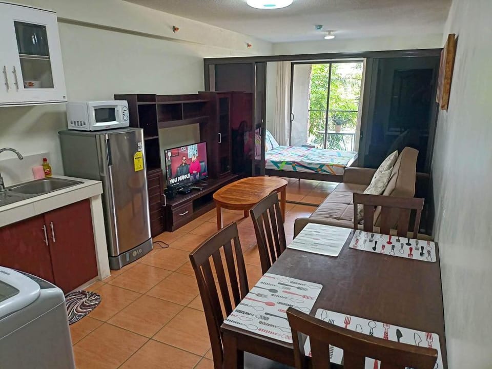 Syv's 2BR / 1T&Bath Condo Beside SM City Mall 411 Apartment in Davao City
