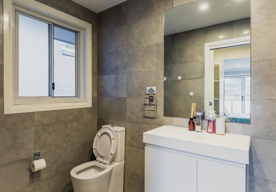 New/5 bed house/3 bath/TV box/near Eastwood Villa in Sydney