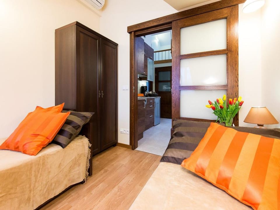4bdr 2bth Vanilla 3 Apartment, 5min to Main Square Apartment in Krakow
