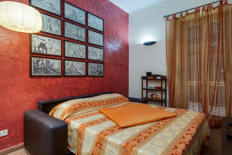Charming flat with patio near Colosseum & Forum Apartment in Rome